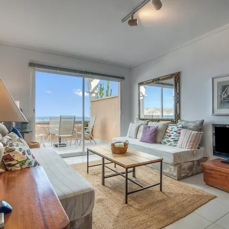 Beachfront Penthouse 度假居 *