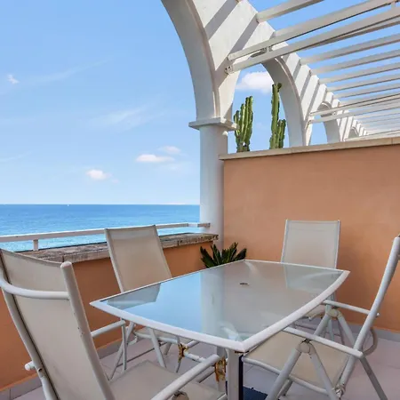 Beachfront Penthouse 度假居 哈维亚